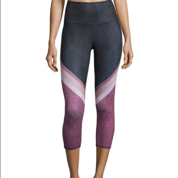 ALO Yoga Pants - NWT Alo High-Waist Airbrush Capri Leggings